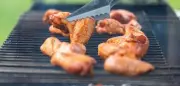 Jugendliche grillen Hähnchen auf Einkaufswagen – Feuerwehreinsatz