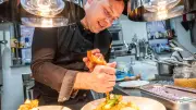 Junger Koch kehrt heim und leitet Küche im neuen Restaurant