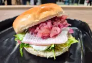 Karamellisierte Zwiebeln veredeln den Matjesburger