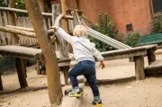 Kinderunfälle: Welche Aufsichtsregeln Eltern kennen sollten