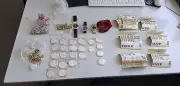 Kitakind findet Schatz aus Münzen, Gold und Bargeld