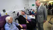 König Charles besucht Krebszentrum und macht Patienten Mut