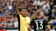 Kristensen fliegt mit Frust-Check vom Platz: Gelb-Rot für Eintracht-Verteidiger