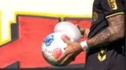 Kuriose Szene: Ball platzt bei Doppeltritt im Fußballspiel