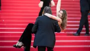 Laetitia Casta lässt sich in Cannes über roten Teppich tragen