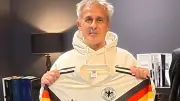 Littbarski zerschneidet sein WM-Trikot – Die Geschichte dahinter
