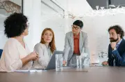 Machtspiele im Job erkennen und sich wappnen: Strategien für Betroffene