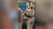 Mann mit Katze auf dem Kopf am Flughafen rührt Millionen