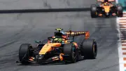 McLaren-Doppelsieg im Sprint: Mercedes verschläft Start, Hülkenberg brennt aus
