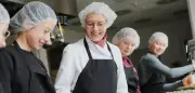 Mensa-Projekt in Niedersachsen: Kinder kochen mit Senioren