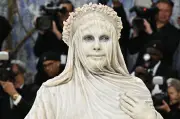 Met-Gala 2026: Stars feiern Mode als Kunst – Klum als steinerne Statue
