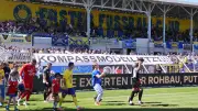 Mini-Kompasse fliegen beim Spiel Lok Leipzig gegen BFC Preussen auf den Platz