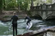 München: Surfen auf der Eisbachwelle wieder erlaubt