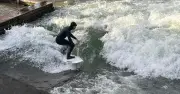 Münchner Eisbachwelle öffnet endlich wieder für Surfer