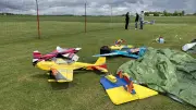 Modellflieger trotzen dem Wetter: Flugshow am Sonnabend