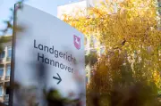 Narkosearzt wegen Nacktbildern von Mädchen vor Gericht in Hannover
