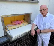 Neugeborenes Mädchen in Babyklappe des Goitzsche Klinikums gelegt