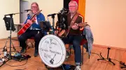 Ostalgie in Schmarsow: Duo „Grauer November“ rockt Gemeindesaal mit DDR-Musik
