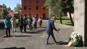 Pasewalk gedenkt Kriegsende mit Kranzniederlegung im Friedenshain