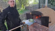 Pizzen aus Lehmofen: Traditionelles Handwerk begeistert in Vipperow