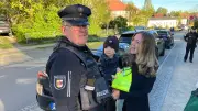 Polizei kontrolliert Kindersitze vor Kita in Waren – überraschend positives Ergebnis