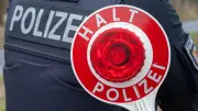 Polizist springt zur Seite: Fahrer flieht und wird zu Geldstrafe verurteilt