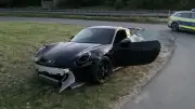 Porsche-Fahrer flüchtet nach Unfall: Polizei sucht Zeugen