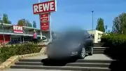 Potsdam: Rentner fährt mit Auto Treppe runter – Strafen drohen