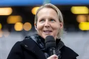 Premiere in Frauen-Bundesliga: Werder-Trainerin mit Funkmikrofon
