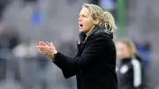 Premiere: Trainerin mit Mikrofon in der Frauen-Bundesliga