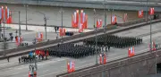 Putin feiert Militärparade ohne Panzer unter Schutz von Trumps Waffenruhe
