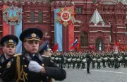 Putin feiert Militärparade ohne Störung – Waffenruhe hält vorerst