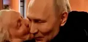 Putins PR-Offensive nach Umfragetief: Küsschen und Blumen statt Zahlen