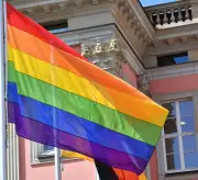 Regenbogenflagge am Brandenburger Landtag: Symbol für Toleranz und gegen Hass