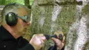 Restaurierung des Elisabethsteins in Güstrow: Verborgene Schrift wird sichtbar
