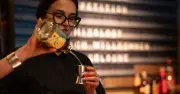 Rum-Cola-Comeback: Münchner Barkeeperin gewinnt Cocktail-Wettbewerb