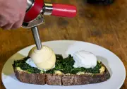 Sahnesyphon-Trick: Geronnene Sauce hollandaise retten