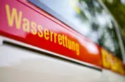 Saunafloß auf Müggelsee in Brand: Fünf Verletzte bei Feuer in Berlin