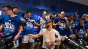 Schalke-Stars crashen Pressekonferenz und machen Muslic nass