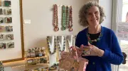 Schmuck aus Papier made in Güstrow und Papp-Stuck im Gutshaus Scharpzow