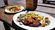 Schnitzelgenuss trotz Personalmangel: Ein Besuch im Mühlenbistro