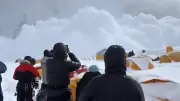 Schreckmoment am Mount Everest: Lawine walzt durch Basislager