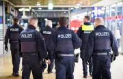 Schwarzfahrer bedroht Zugbegleiter im ICE mit Messer