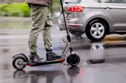 Schwerer E-Scooter-Unfall in Berlin: 59-Jährige verliert Bewusstsein