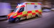 Schwerer Unfall: Seniorin kollidiert mit Bus – Heli bringt sie ins Krankenhaus