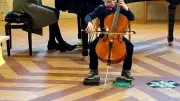 Sechsjähriger Cellist begeistert bei Musikwettbewerb in Malchow