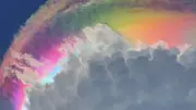 Seltene Regenbogenwolke verzaubert Himmel über Indonesien