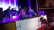 Stehende Ovationen schon zum Auftakt für Armin Mueller-Stahl-Band