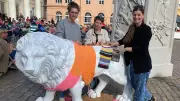 Strickmarathon in Schwerin: Bunter Wollmantel für den weißen Löwen
