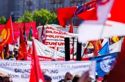 Tag der Arbeit: Tausende protestieren gegen Stellenabbau in Berlin
